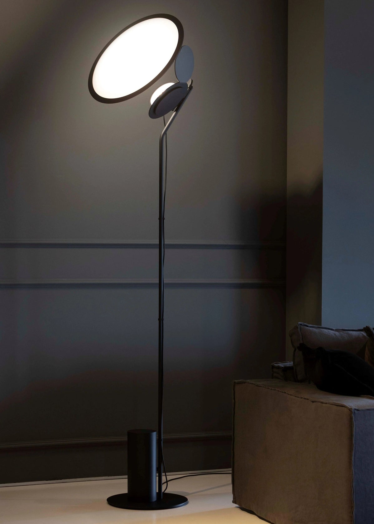 Mormo Une | Modern Floor Lamp - Detail View #4 | HomeCartel