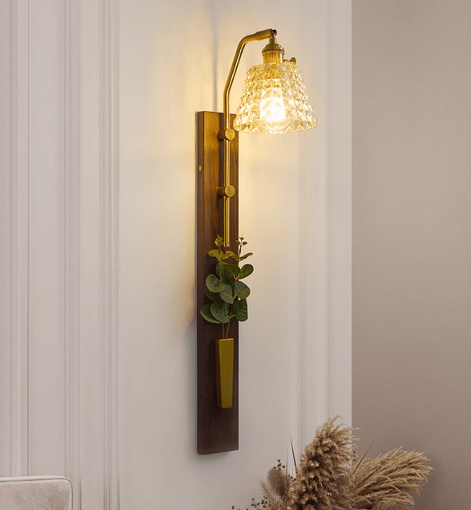 Wyreth Une | Linear Wall Light - Detail View #2 | HomeCartel
