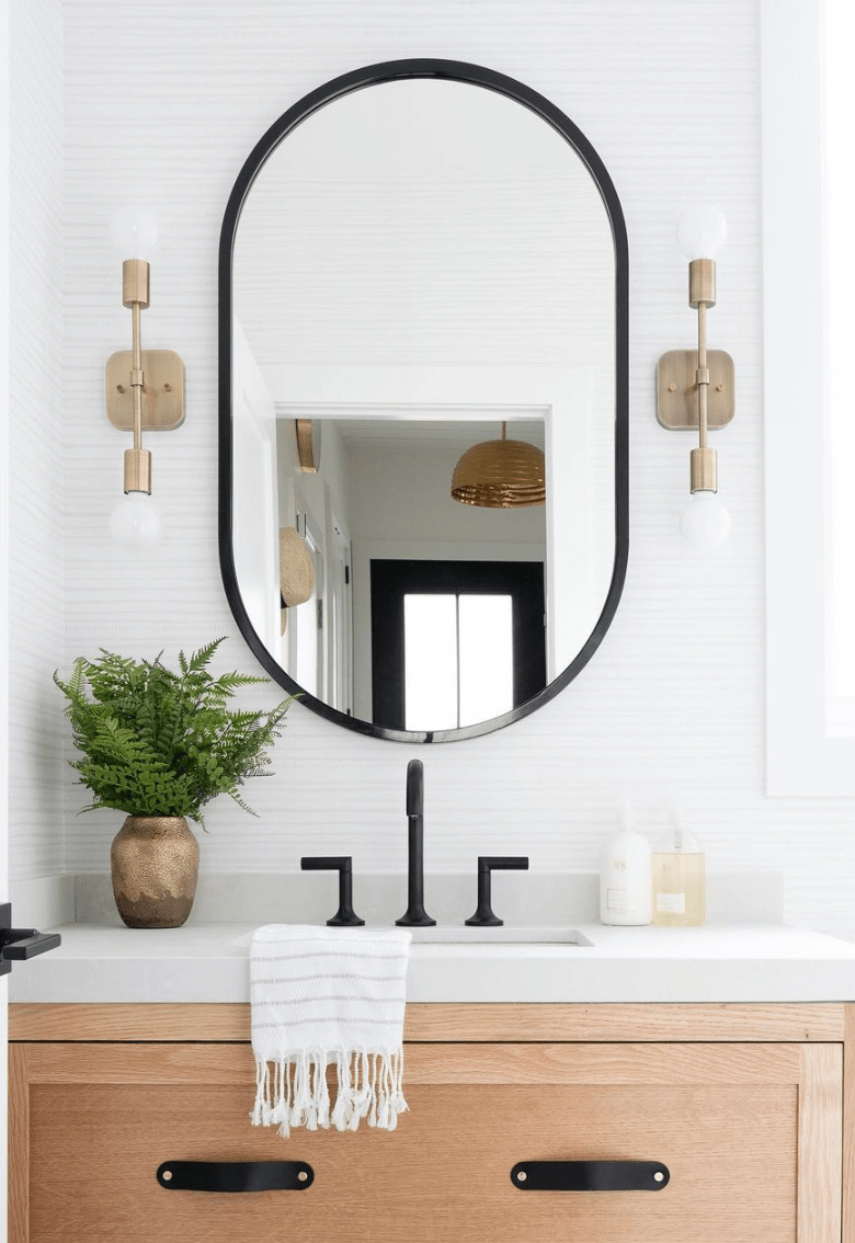 Thilna | Modern Wall Sconce Brass - Home Cartel ®